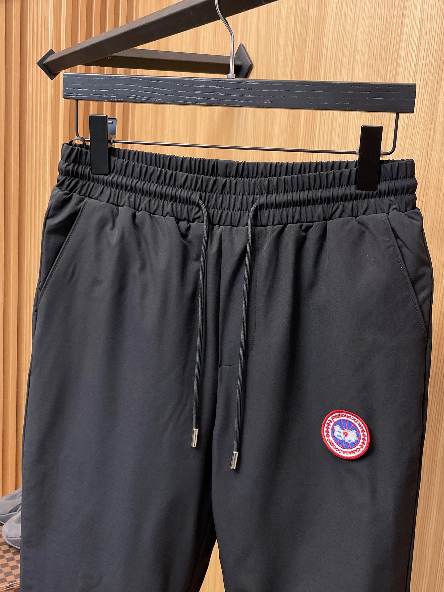 P490 Canada Goose 25 new autumn and winter products🆕Thickened warm down pants are here🌹Winter essential outdoor windproof, lockable and warm. Made of professional-grade outdoor windproof, waterproof and breathable fabric. Lining is filled with 90% white duck down. Lightweight design, lightweight and warm. Seamless gluing process on the inside. Made of light and gall-free velvet fabric to effectively prevent velvet running. Original hardware accessories. Classic logo matching. Simple and versatile. The upper body is stylish and not bulky. The style is the same for men and women! Size: M-3XL.